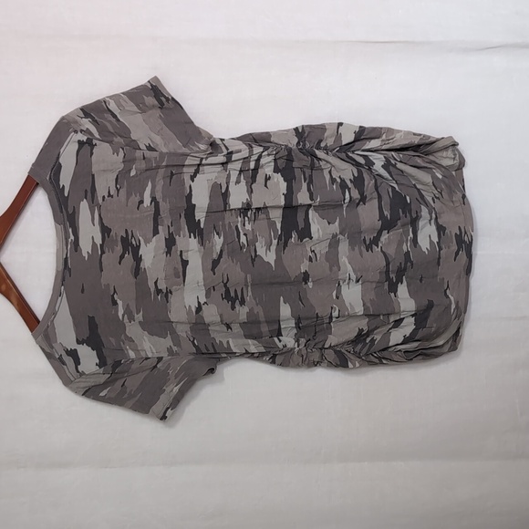 Isabel Maternity by Ingrid & Isabel Gray Camo Tee Shirt Size X-Large - Picture 5 of 5